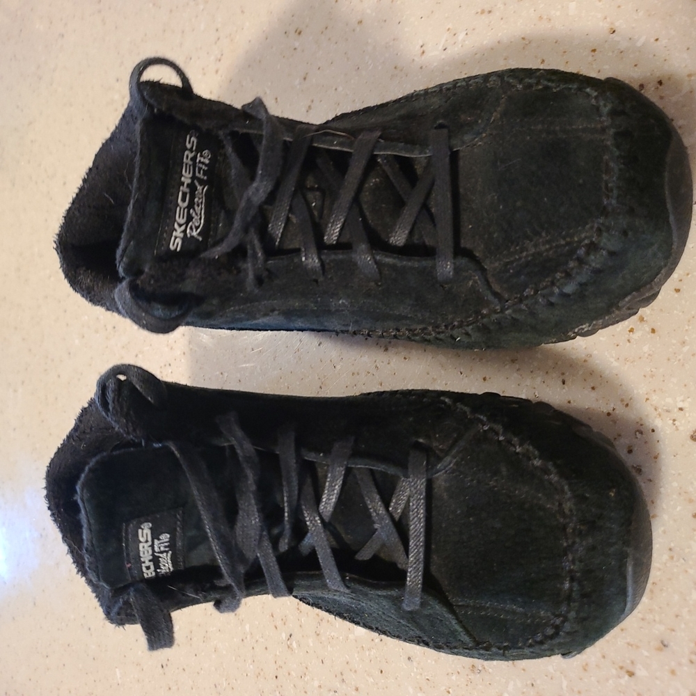 Womans size 6 Black Skechers relaxed fit memory foam sneakers 👟.